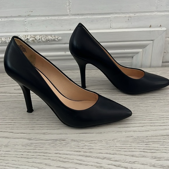 Worn only once! Nine West matte black leather pumps - Picture 2 of 4